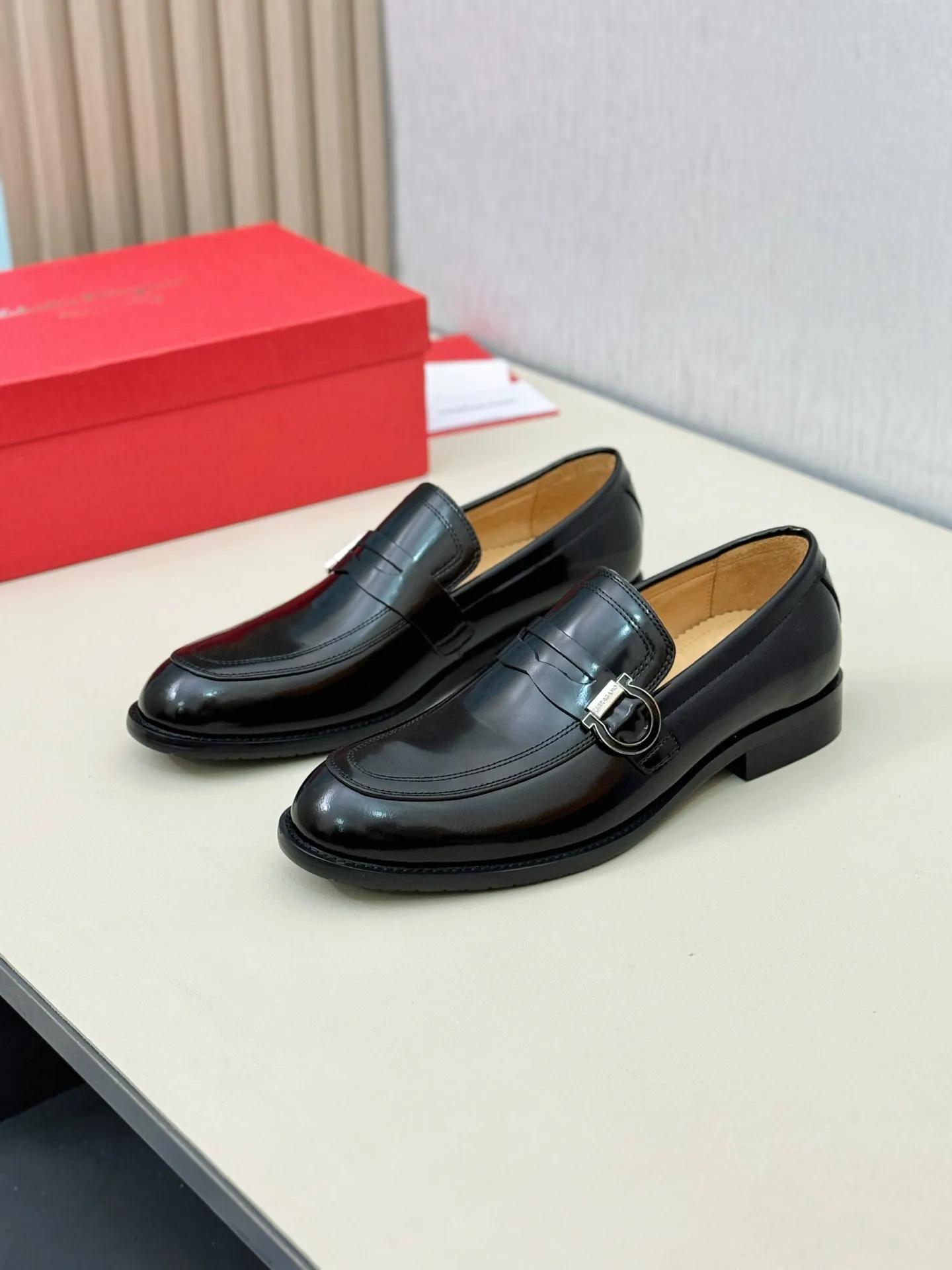 [Ferragamo] P: 560💰 Number of yards: 38~44 (45 orders are non-returnable) Ferragam's new men's formal leather shoes, the fabric is made of imported cowhide, with visible texture, heavy-duty stitching, dyed calfskin inside, standard logo cowhide feet, big-name experience, soft and comfortable on the feet, a men's favorite, special non-slip and wear-resistant rubber soles, easy to handle various occasions, with original box packaging!